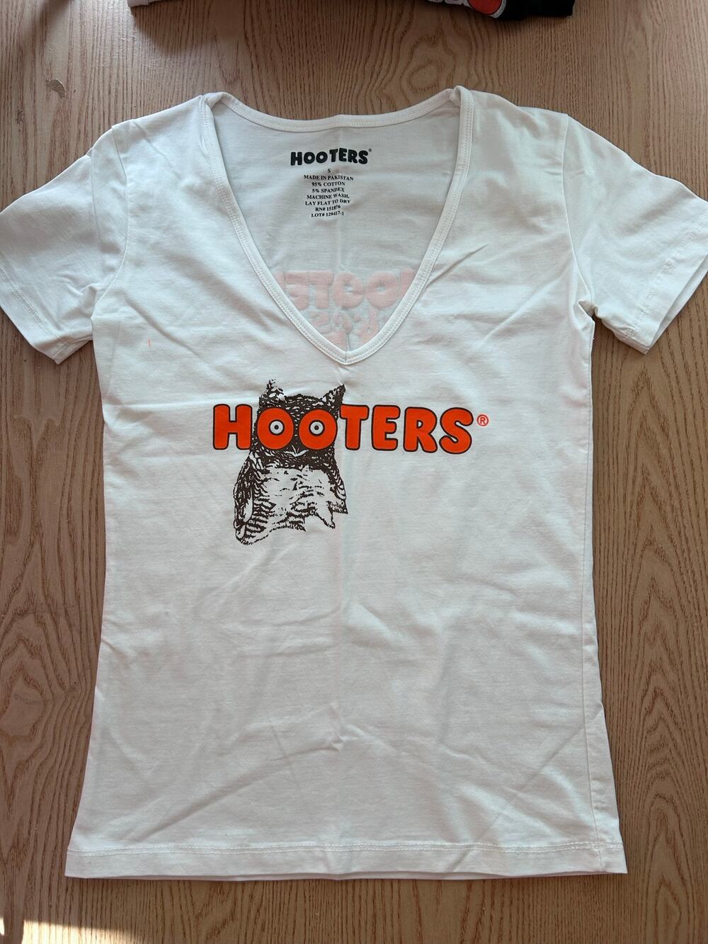 b86 Women's Hooters Girl Worn Vintage Uniform V-neck T-Shirt stretchy size Small